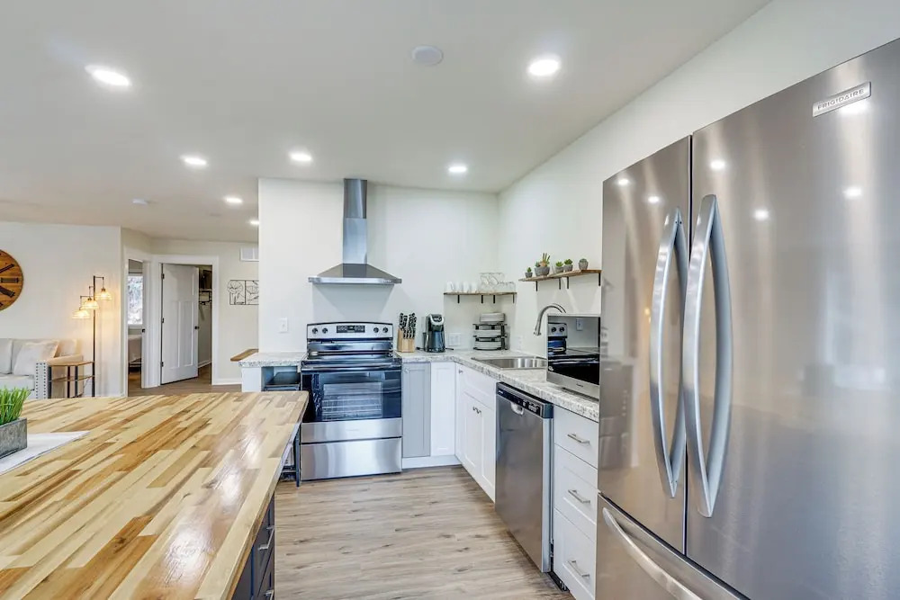 Grill, Boat Slip, & Game Room: Calm Cove Apt!