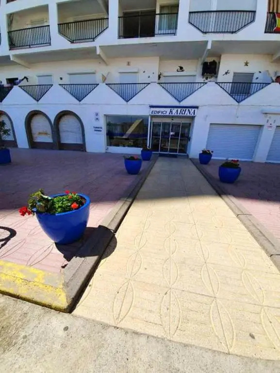 One bedroom appartement at Empuriabrava 50 m away from the beach with lake view and furnished terrace