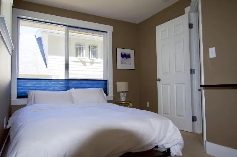 Walkable OTS Mid Century Condo-Pool