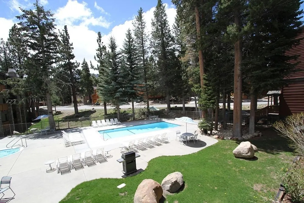 Summit 234 Pet-Friendly, Quaint, Walk to Eagle Lodge by RedAwning
