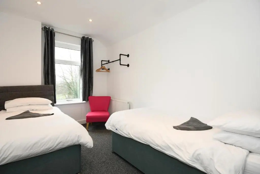 Morden house close to City centre & The Peaks