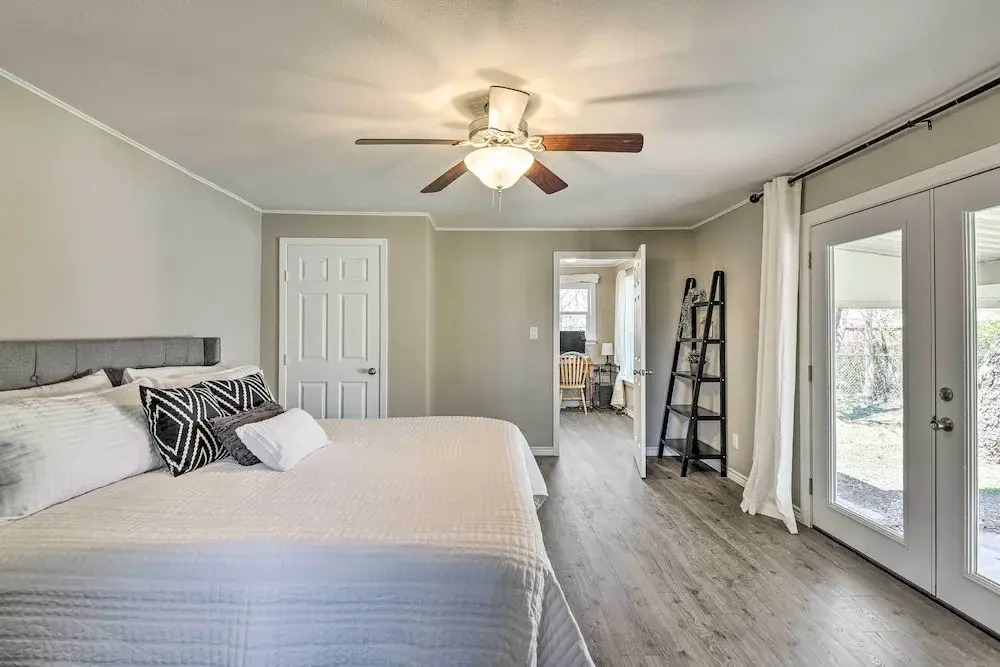 1 Mi to At&t Stadium: Downtown Arlington Home