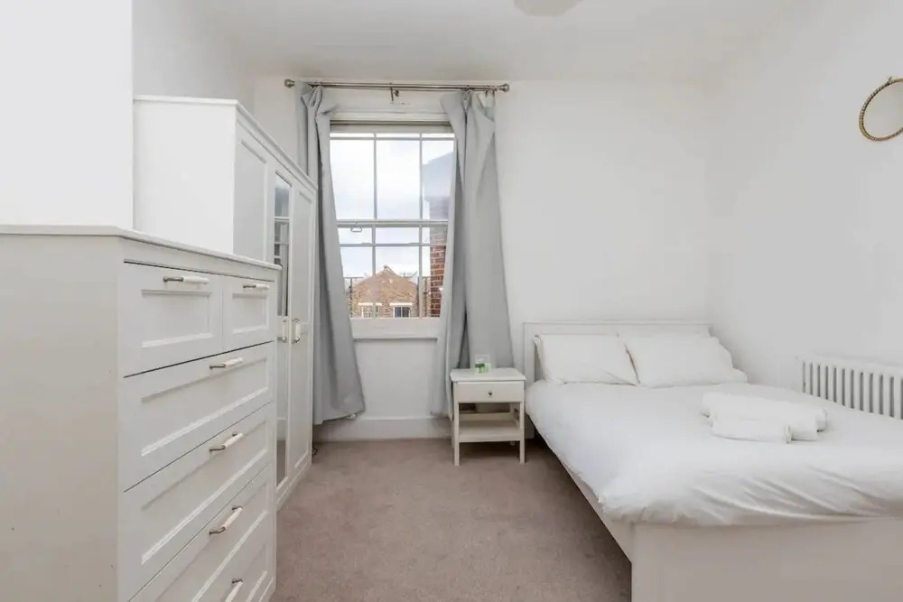 Spacious 5 Bedroom Home in Camden