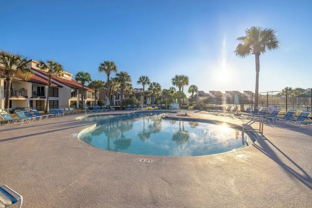 2BR Condo in Edgewater Resort With Golf, Tennis, Pools & Free Tram Service!