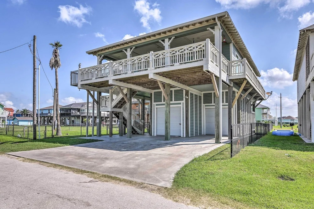 Walk to Ocean: Bright Crystal Beach House w/ Deck!