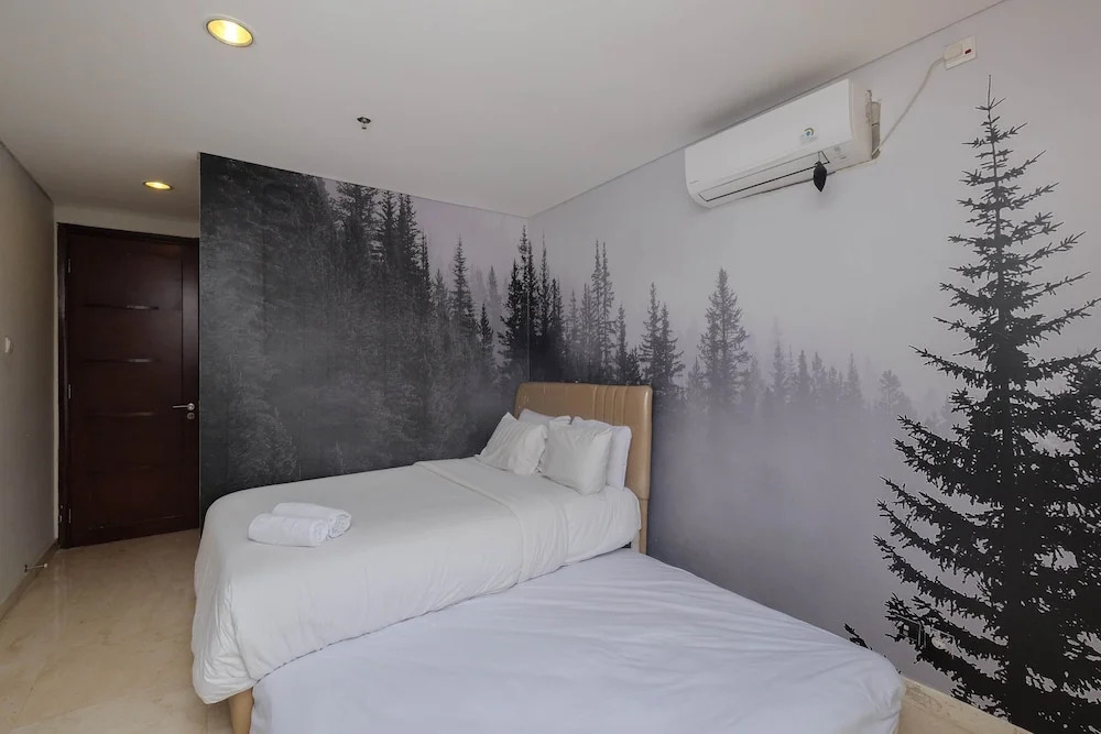 Luxury and Strategic 1BR Apartment at The Empyreal Epicentrum By Travelio