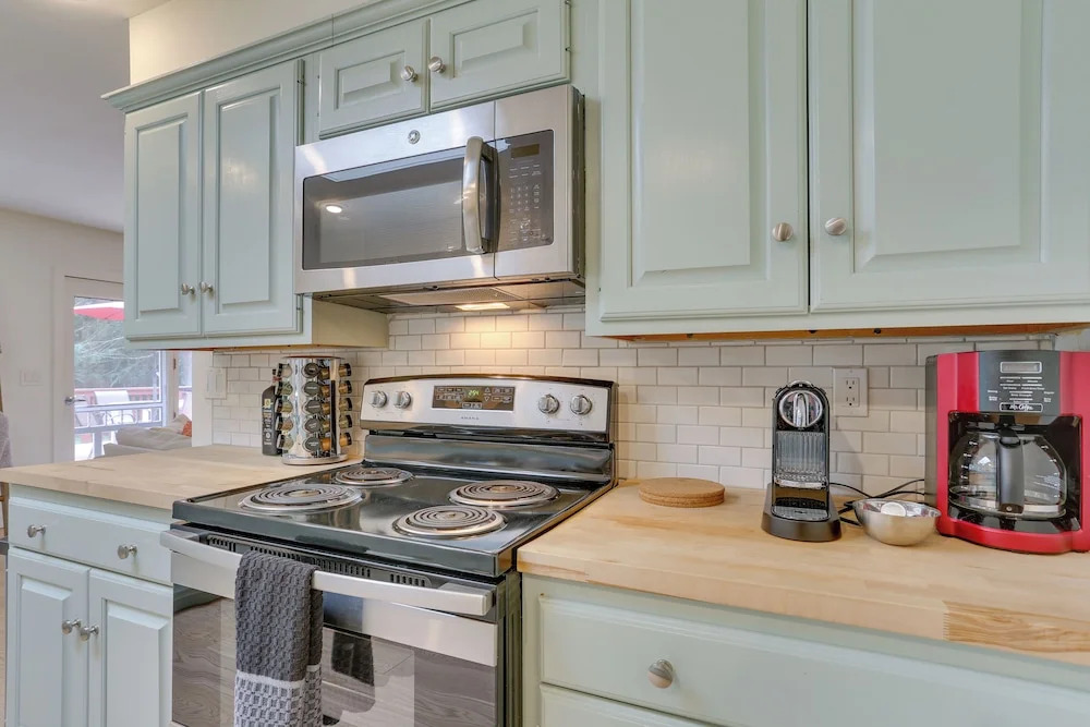Charming Swan Lake Apartment w/ Deck!
