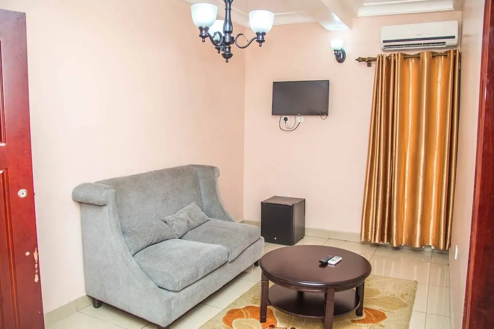 Royal Crest Hotel & Suites