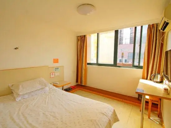 Pengyi Hotel (Shanghai No.9 People's Hospital Xizang South Road Subway Station)