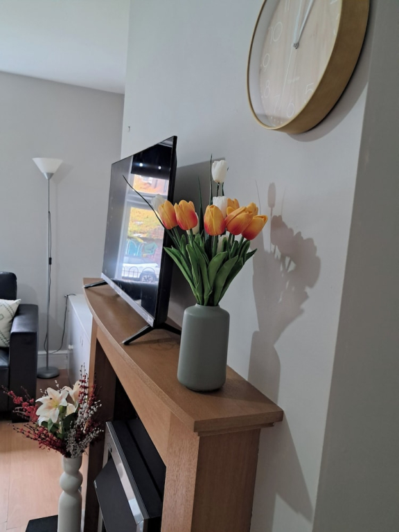 2 Bed Home - Parking, Wifi, Smart Tv