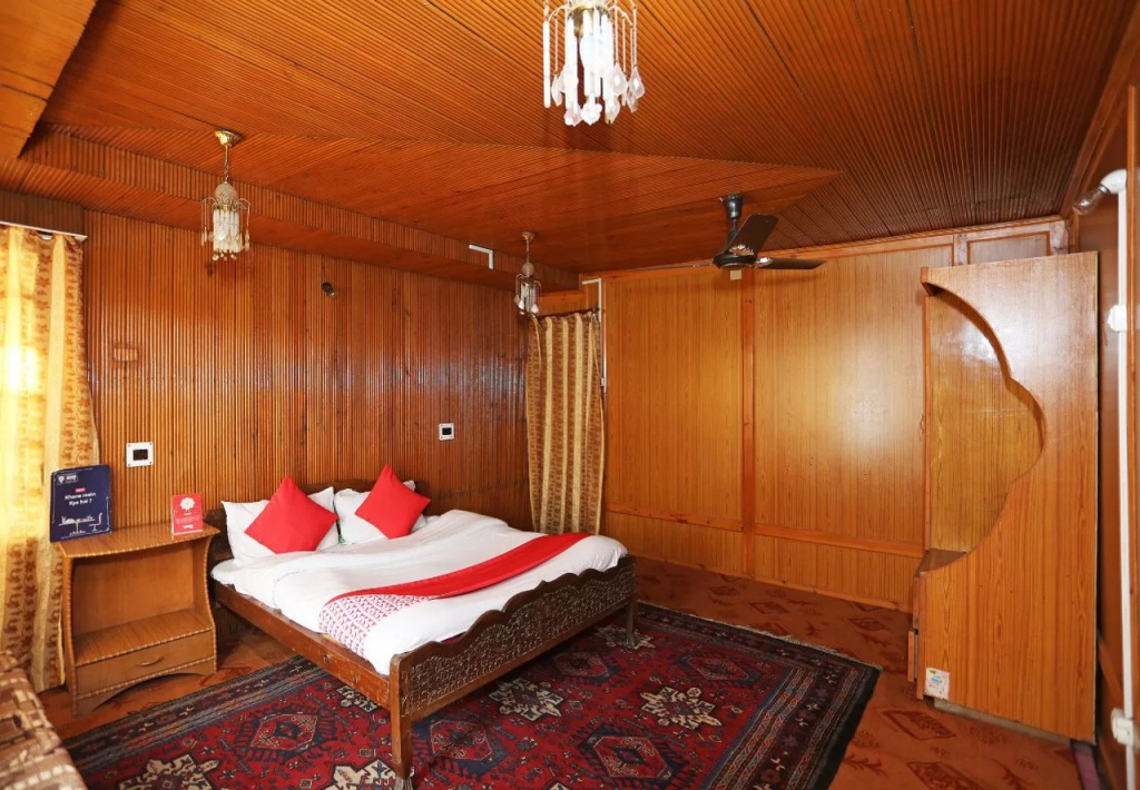 New Zealand Group Of Houseboats