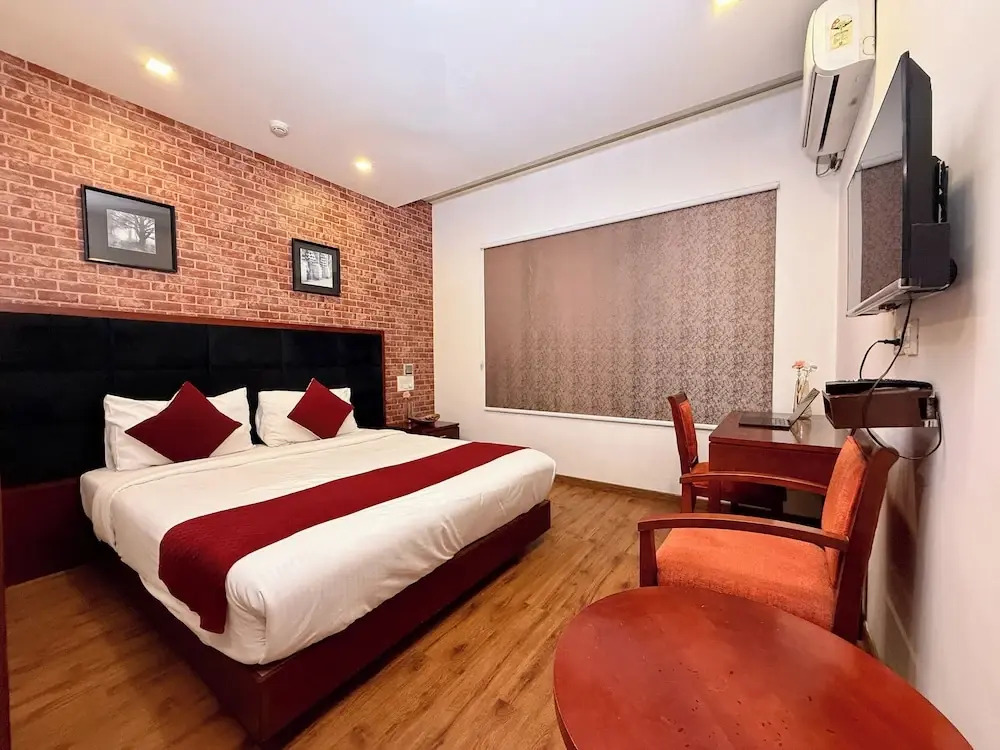 C Suites Lotus Park