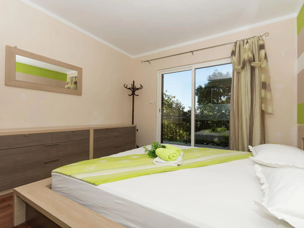 Delightful, three-bedrooms, terrace & outdoor dining area, close to the beach