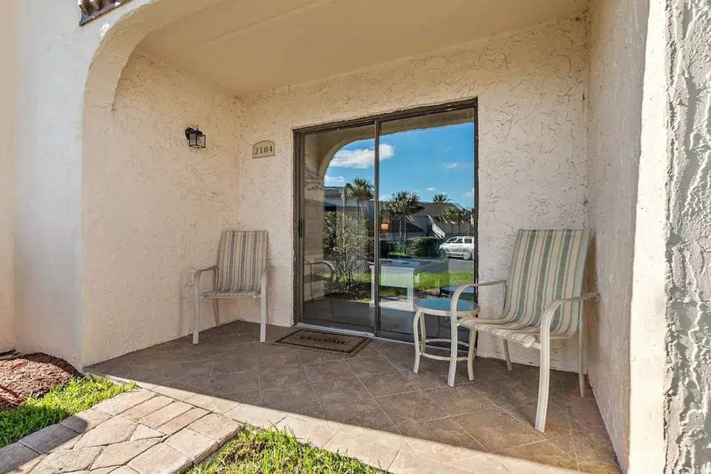 Spacious 2BR Resort Condo Beach, Hot Tubs & Family-friendly Fun