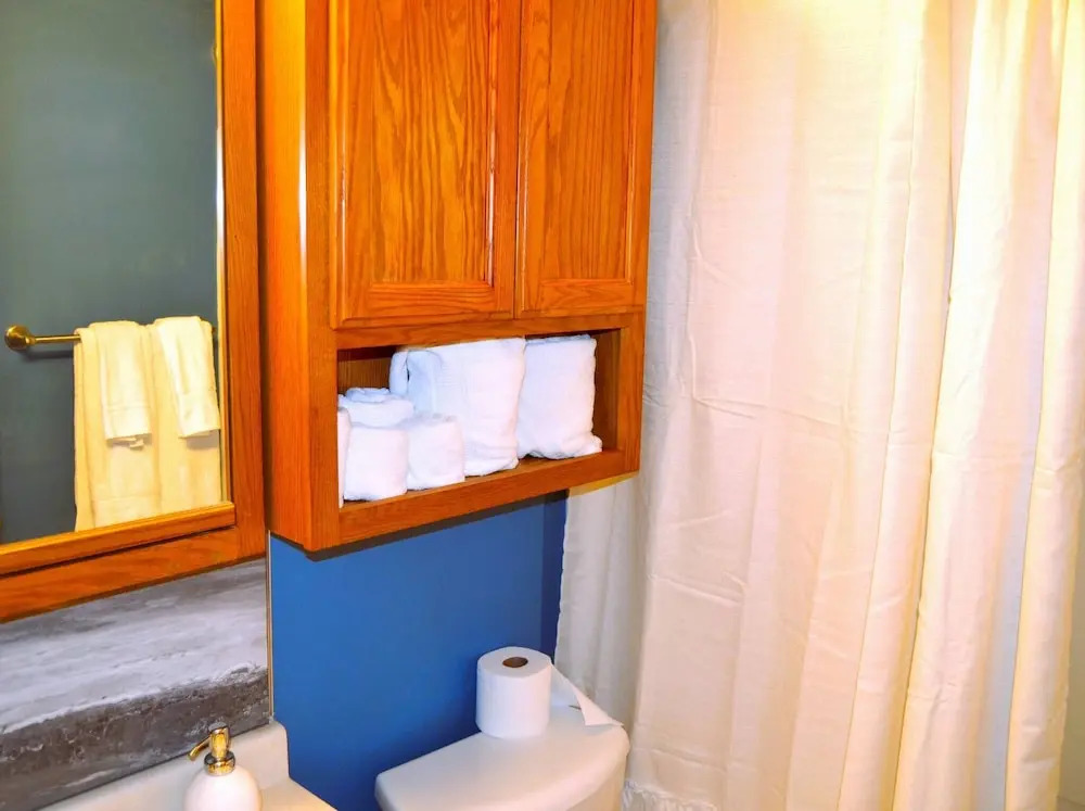 Red 4 Apartment - Experience the Comfort of This Charming