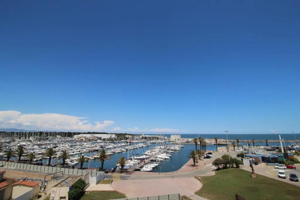 TRIDENT - T2 avec vue sur la marina et à deux pas de la plage