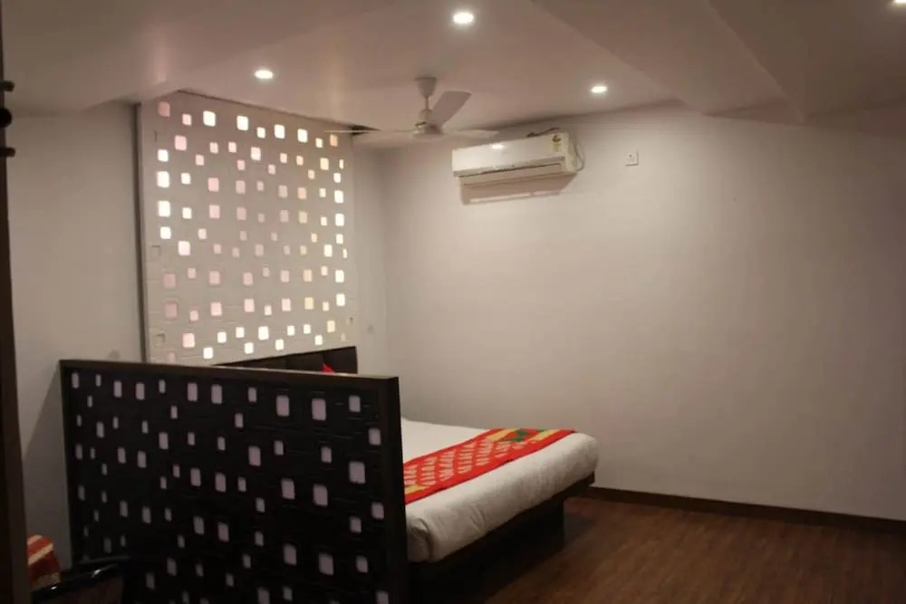 Hotel Meenakshi Palace