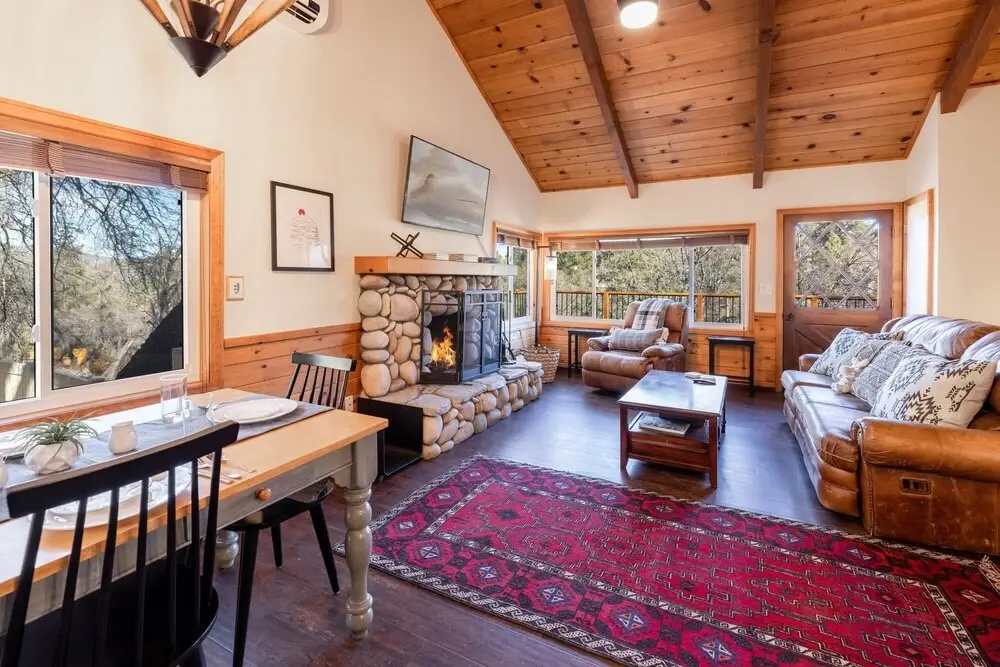 1977- Black Oak Cabin 3 Bedroom Home by RedAwning
