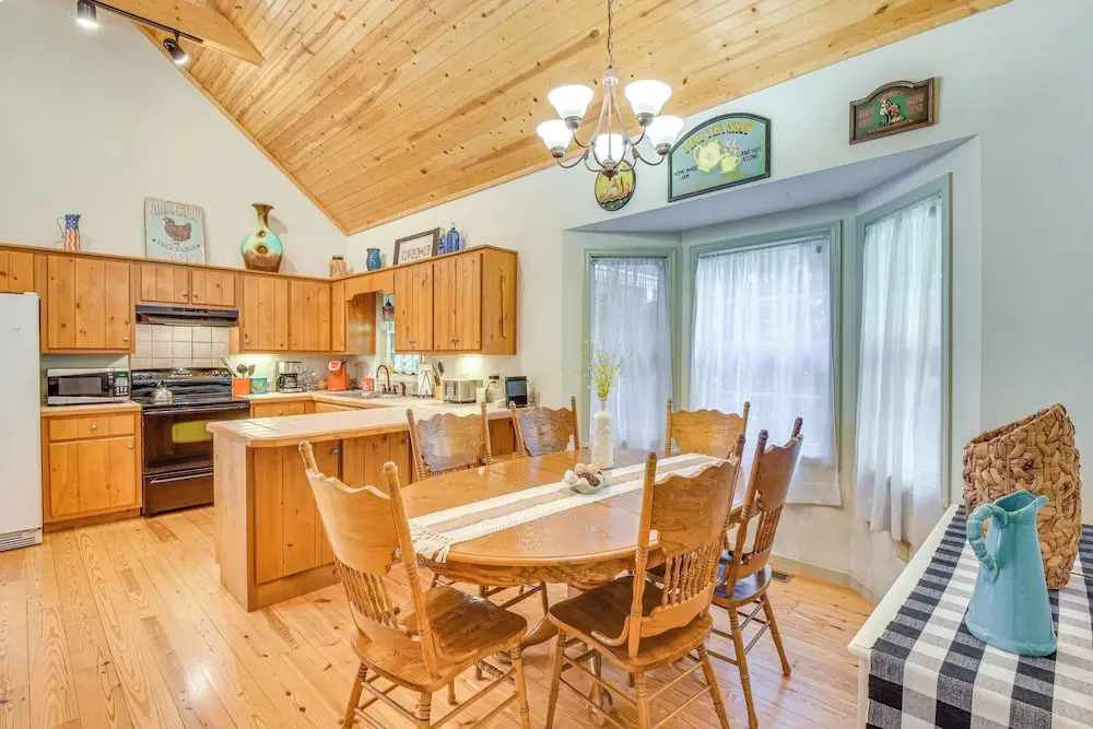 Hot Tub, Deck & Grill: Secluded Cabin in Clayton