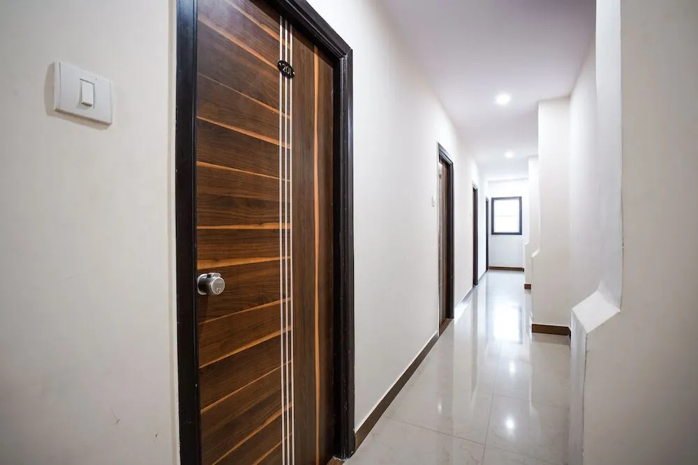 Oyo 18652 Hotel Golden Shah