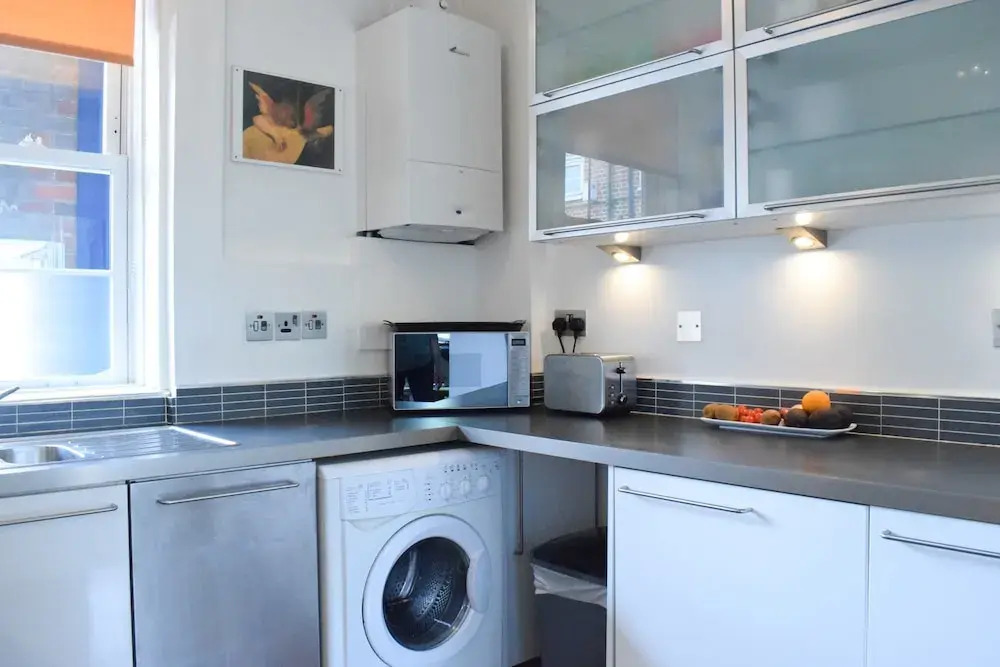 2 Bedroom Flat Near Tower Hill