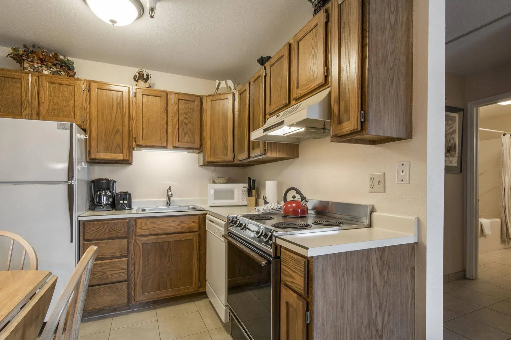 Carriage House Condominiums by All Seasons Resort Lodging