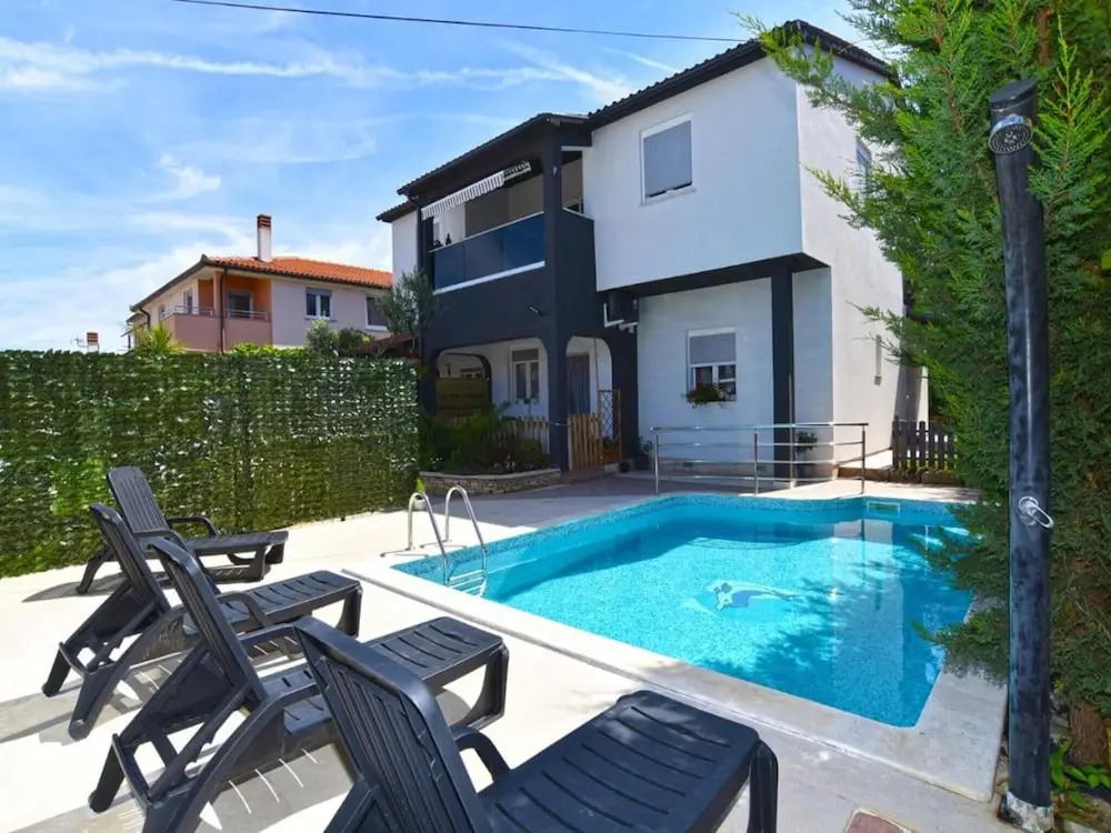 Cozy Apartment With Shared Pool