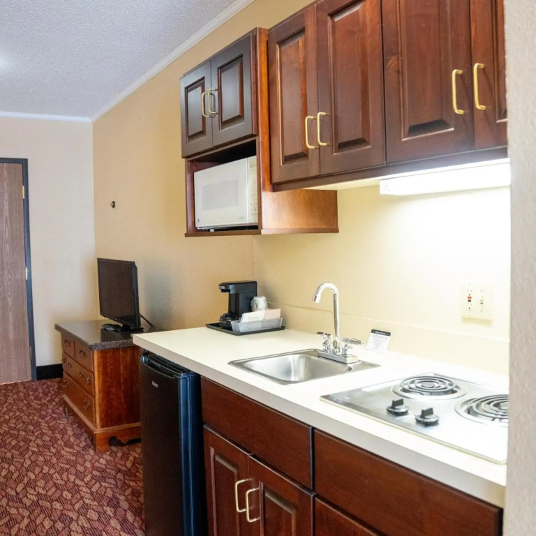 Coshocton Village Inn & Suites