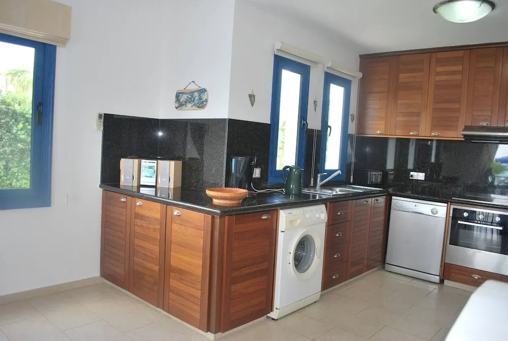 Sea Front Villa With Private HEATED Pool, Quiet area Paphos 322