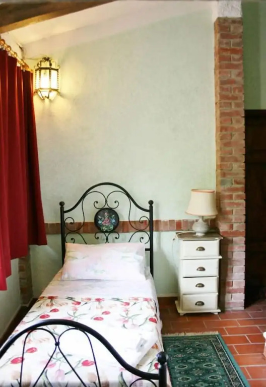 Beautiful private villa with WIFI, private pool, TV, pets allowed and parking, close to Arezzo