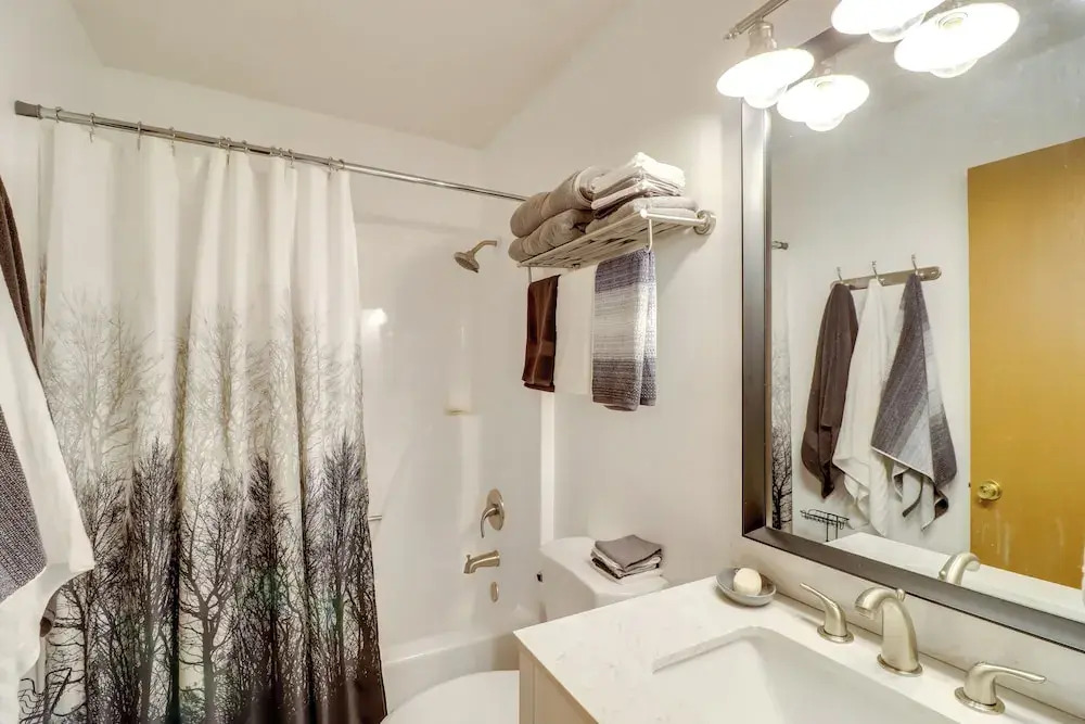 Henderson Home w/ Patio: 1 Mi to Norfork Lake