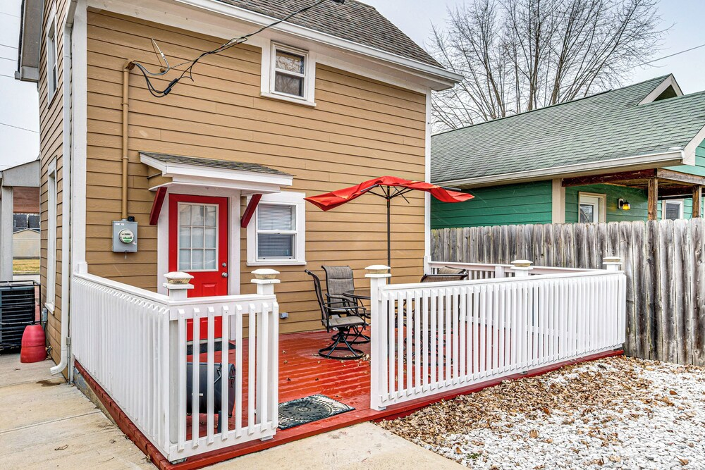 3 Mi to Dtwn Indy: Bright Home w/ Furnished Deck