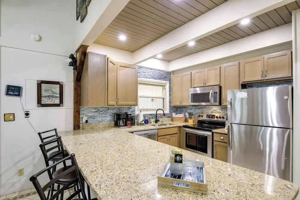 Deck & Stunning Mountain Views: Gatlinburg Home!