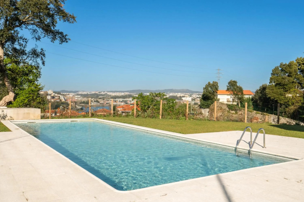 Luxurious Impressive Apartment - Balcony and Pool