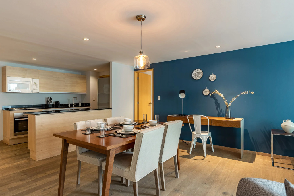 Executive 1BR Oasis With Kitchen & Private Balcony