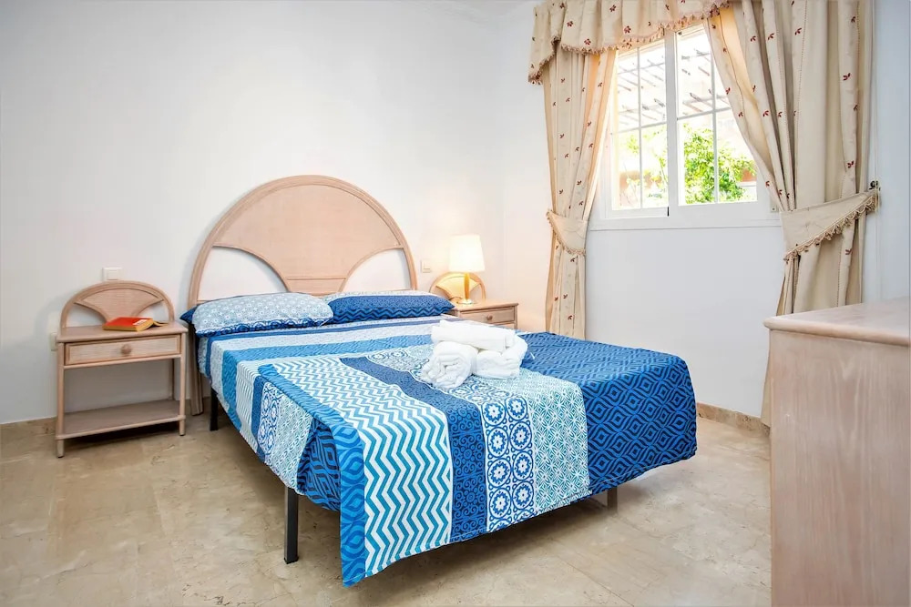 3 bed apartment close to beach BB43