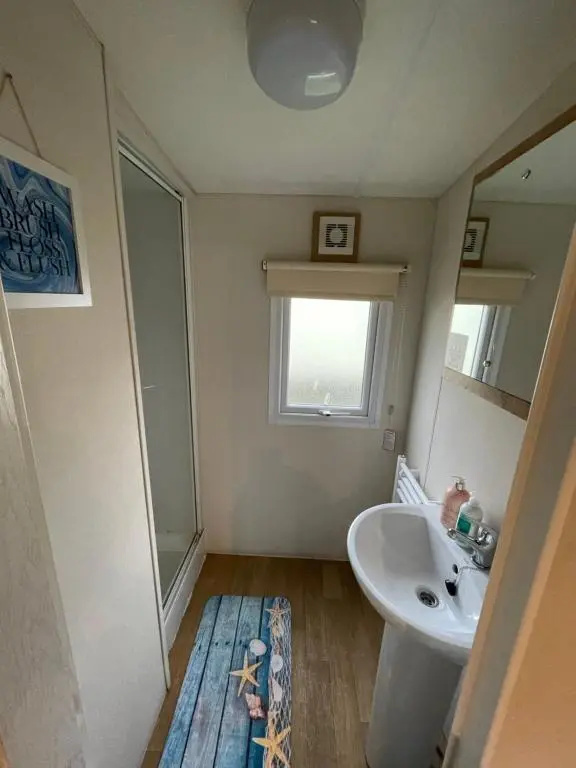 Caravan - Sleeps 10 - Pet Friendly - Parking