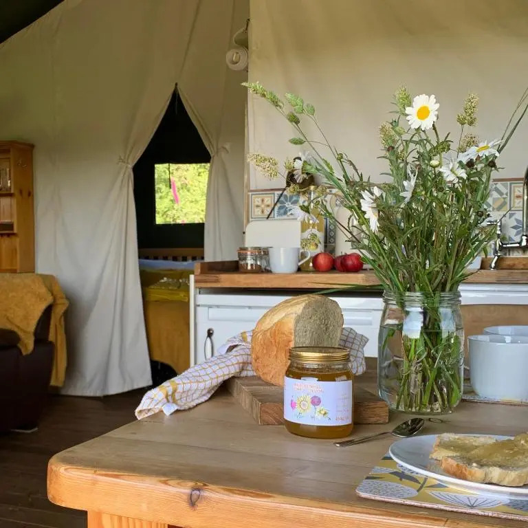 Brackenhill Glamping - Safari Tent with Hot Tub