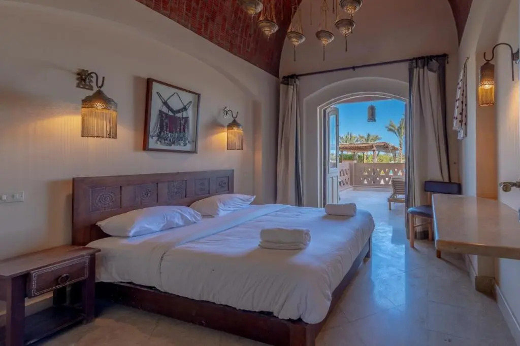 Chic 3BR Villa West Golf with Pool, Lagoon View & Guest House