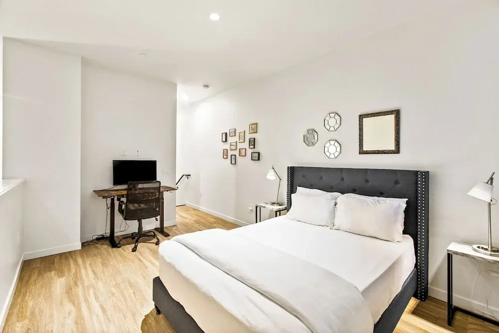 Posh Lofty Pad in Central Redmond