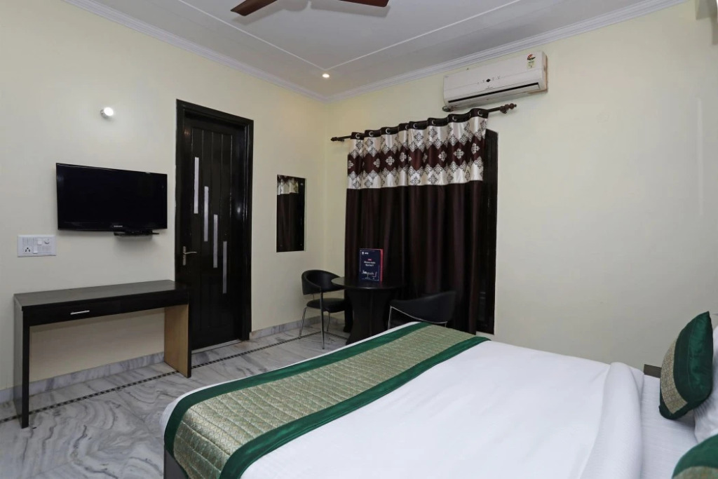 Oyo 11606 Hotel Diplomat Residency