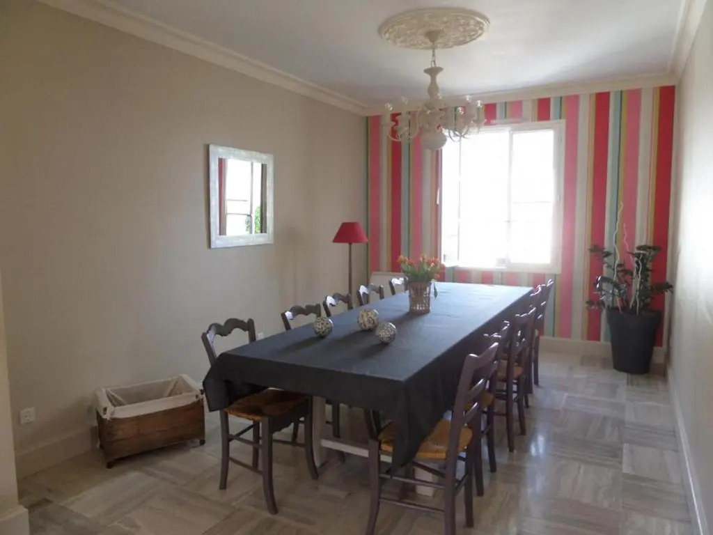 Gîte Moderne 10 Pers. en Touraine avec Jardin, WiFi, Près de la Vienne et Vignobles de Chinon - FR-1-381-395