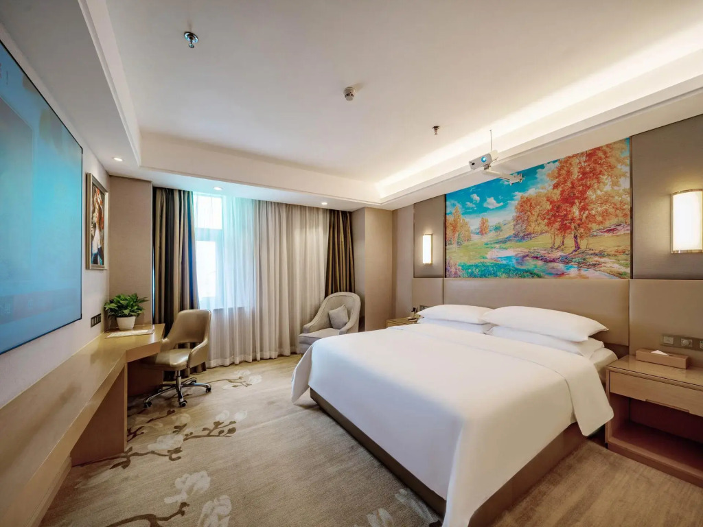 Vienna International Hotel (Shenzhen Pinghu Metro Station)