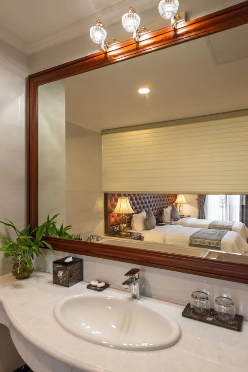 THE SHINE HOTEL