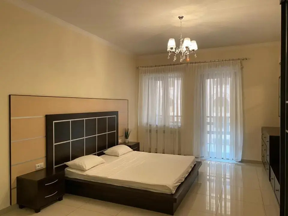 Northern Avenue 2 Bedroom Deluxe Apartment With Balcony HH666