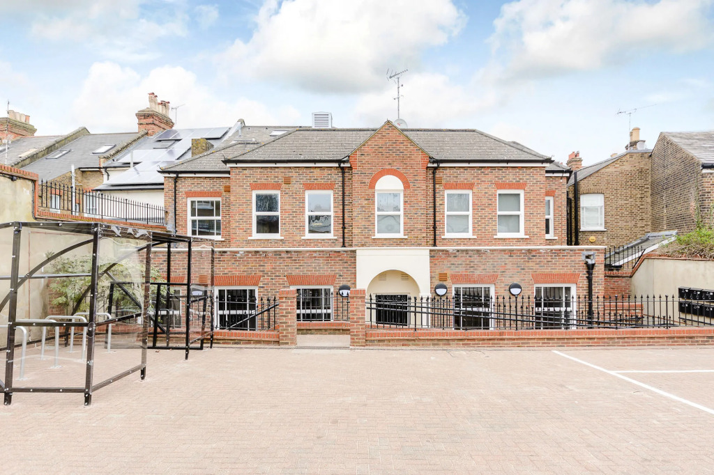 Flying Butler - Richmond Tersha Street Apartments
