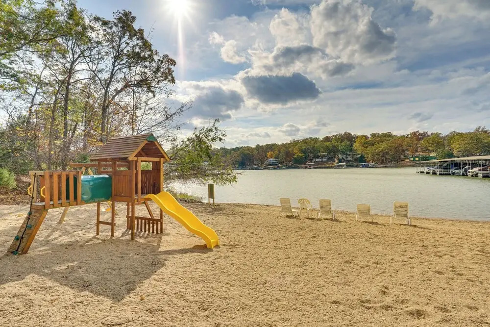 Lakefront Osage Beach Condo w/ Water-view Balcony!