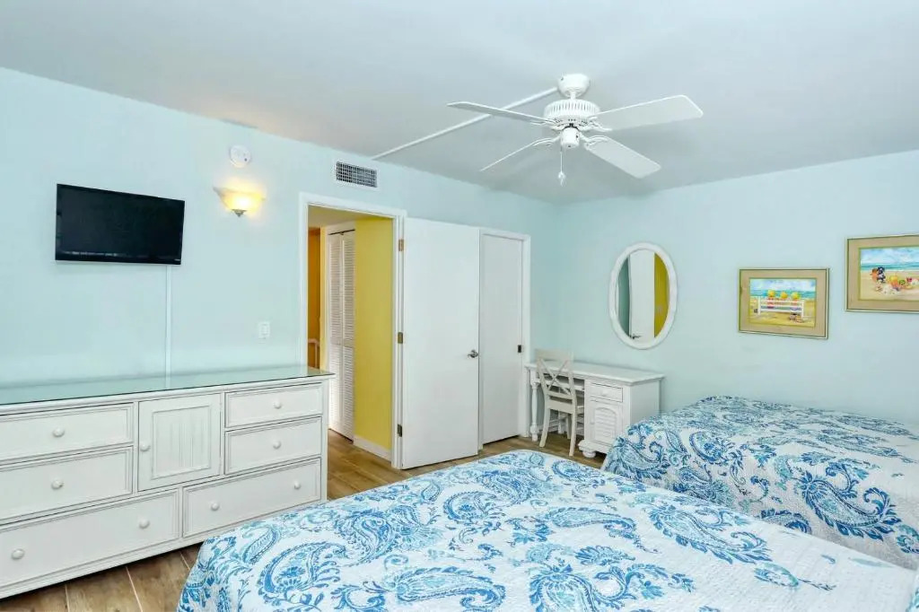 LaPlaya 205D Spectacular sunsets and sunbathing from your private Gulf front lanai or sundeck