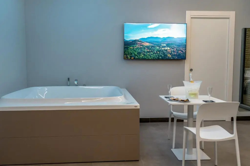 Skyline Rooms & Suites