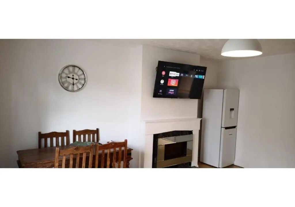 CIean and cozy quiet 3 bedroom house close to NEC and Heartland Hospital best for contractors or families